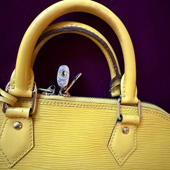 Louis Vuitton Epi Leather Alma PM Citron w/lock keys - Picture 8 of 13